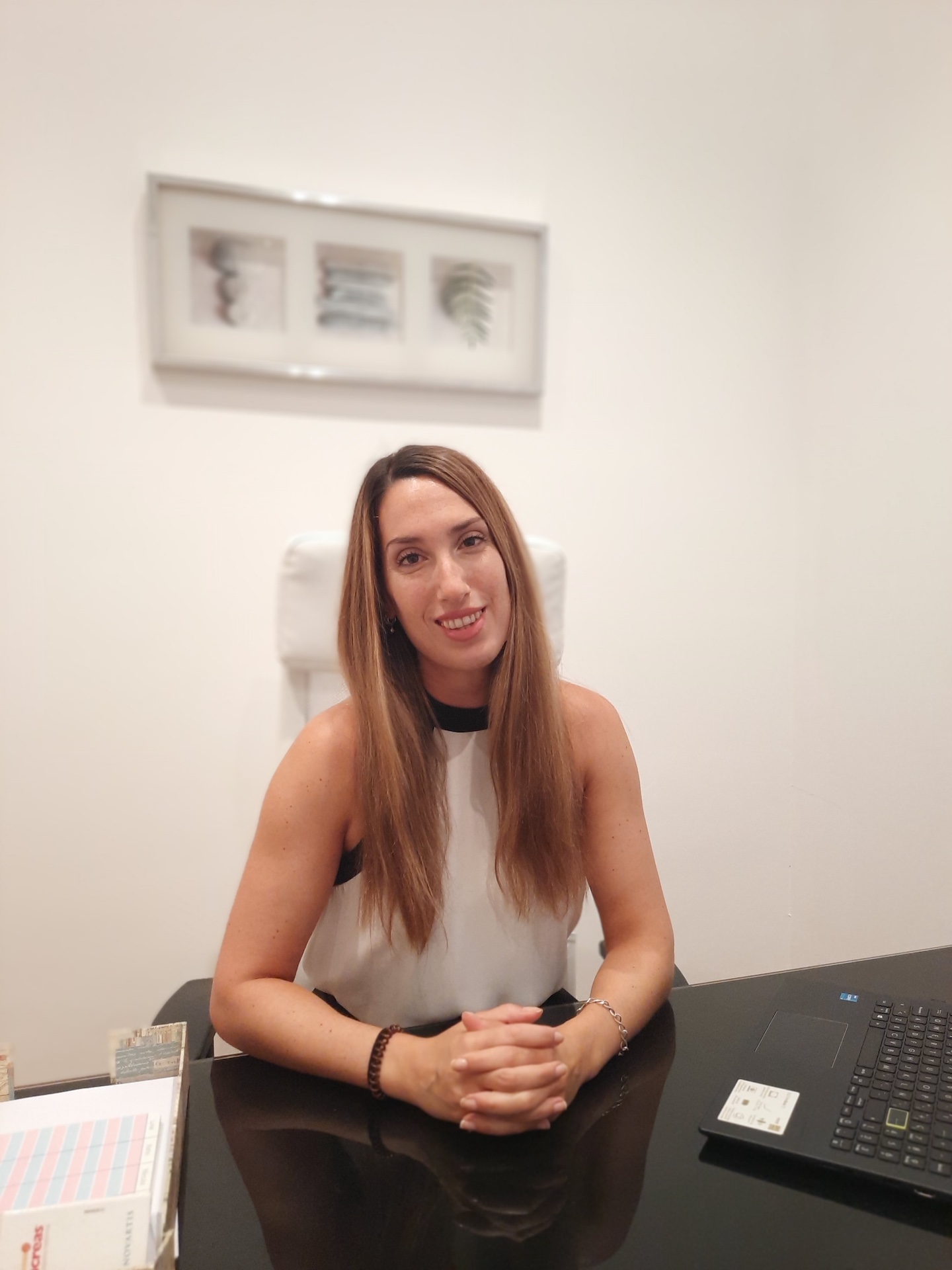 Psicóloga en Cantabria - Nazaret García, atendiendo a un paciente.